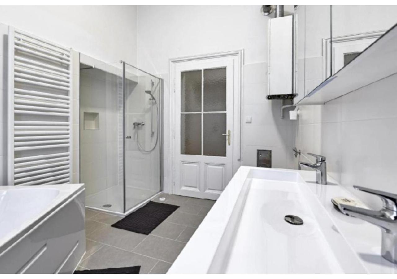 Apartament Luxurious, 2 Min To Casino And Roemertherme Baden bei Wien Zewnętrze zdjęcie