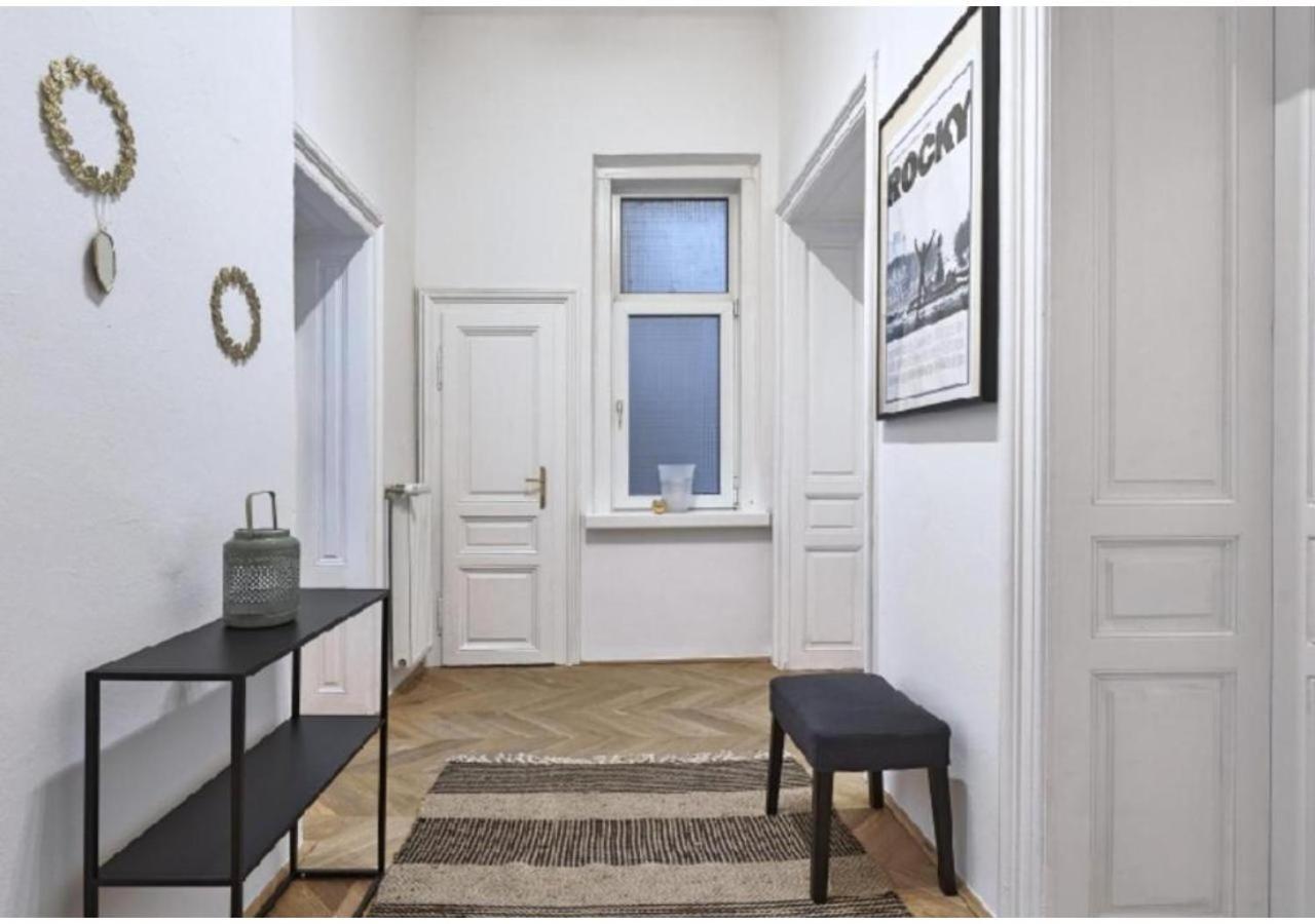 Apartament Luxurious, 2 Min To Casino And Roemertherme Baden bei Wien Zewnętrze zdjęcie