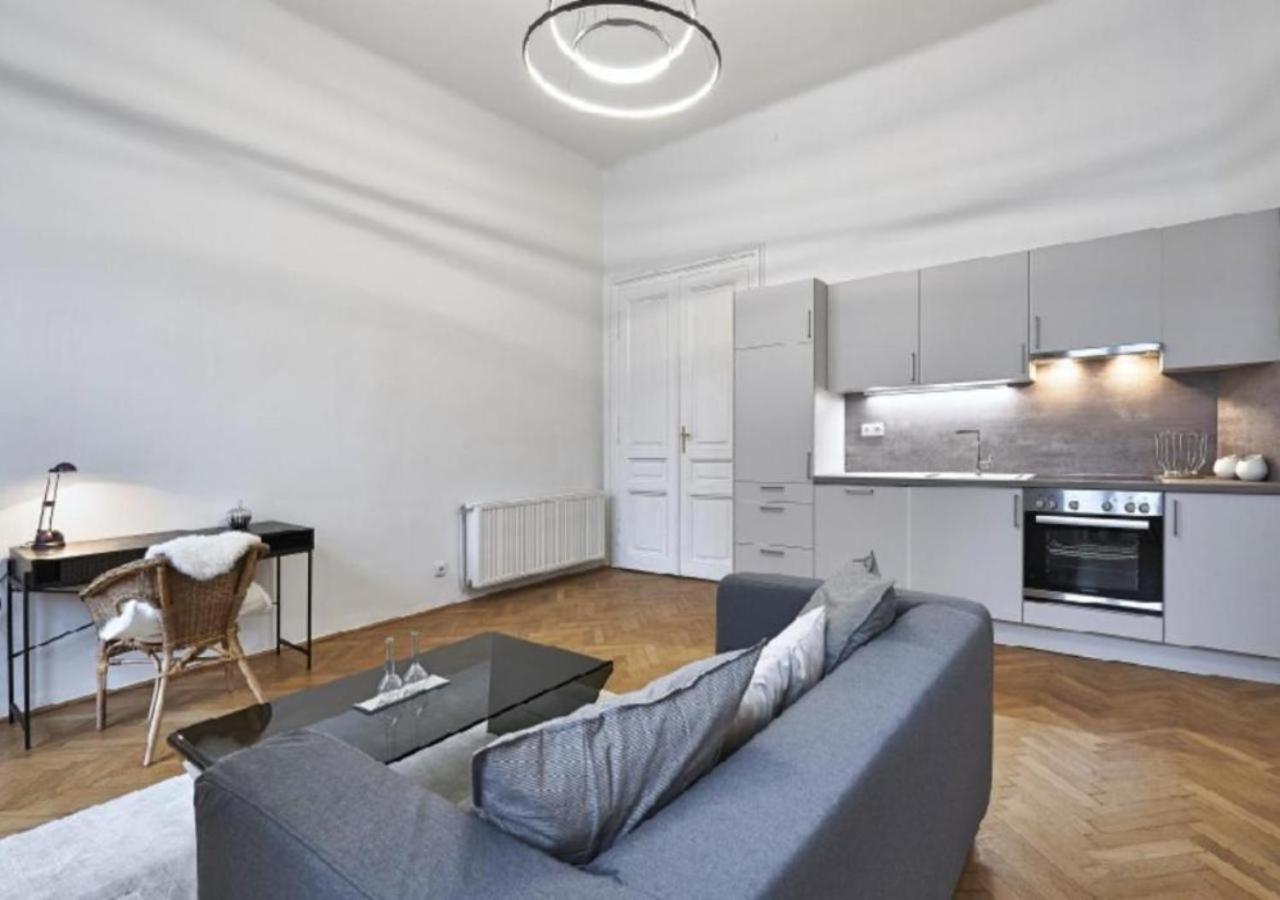 Apartament Luxurious, 2 Min To Casino And Roemertherme Baden bei Wien Zewnętrze zdjęcie