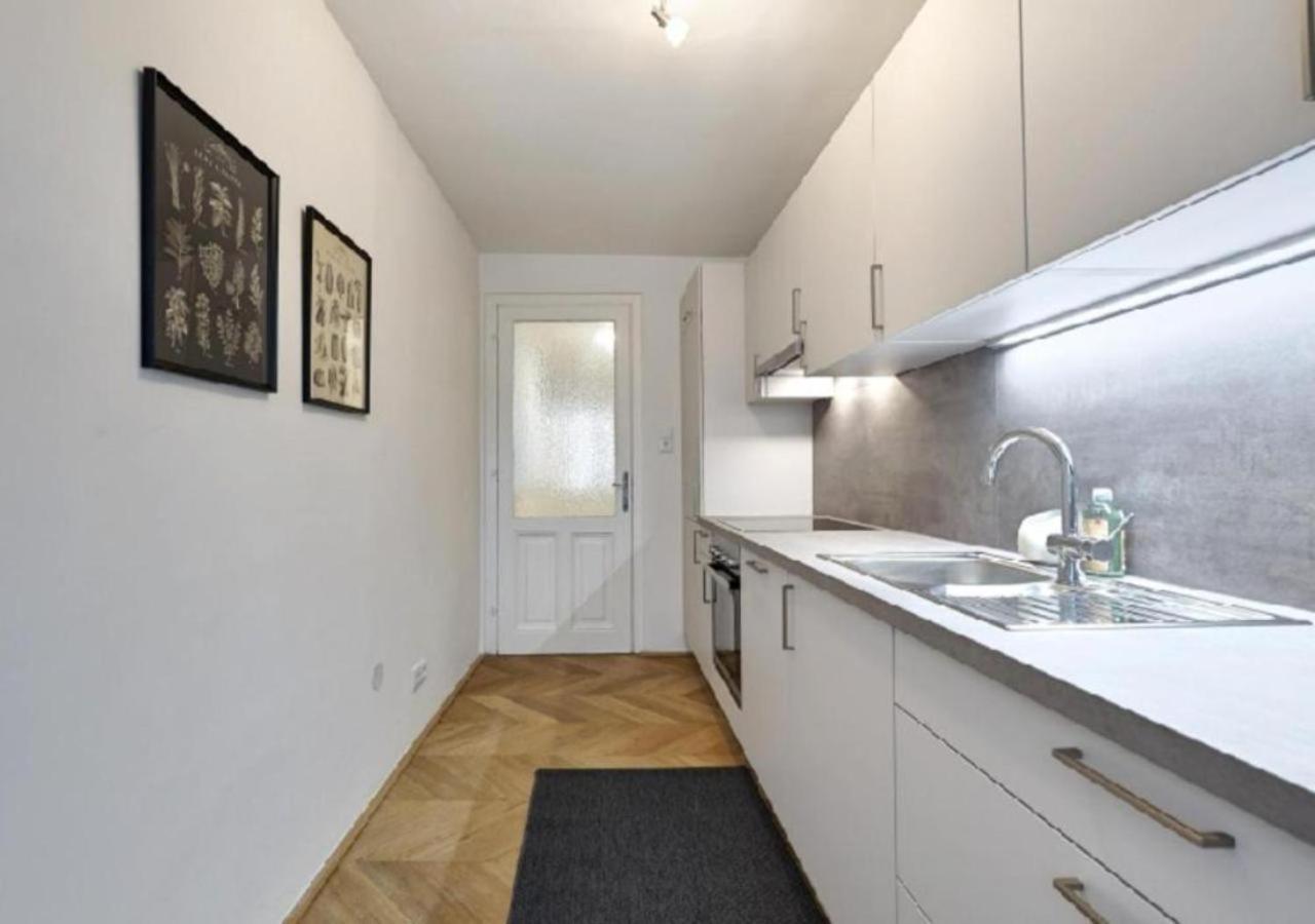 Apartament Luxurious, 2 Min To Casino And Roemertherme Baden bei Wien Zewnętrze zdjęcie